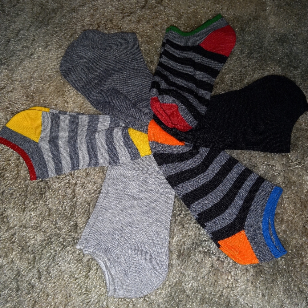 ❤️ 2 for $7 6 pairs of brand new never worn low cut socks